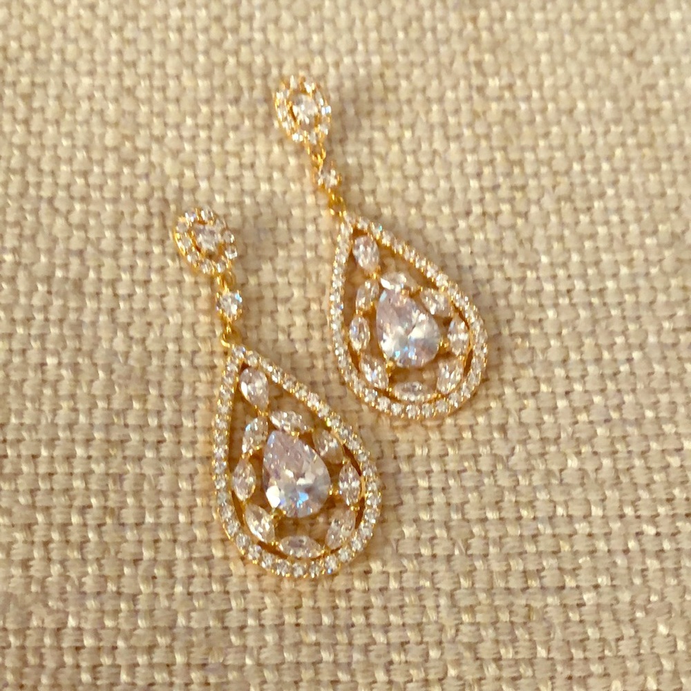 Brand new goldtone drop earrings